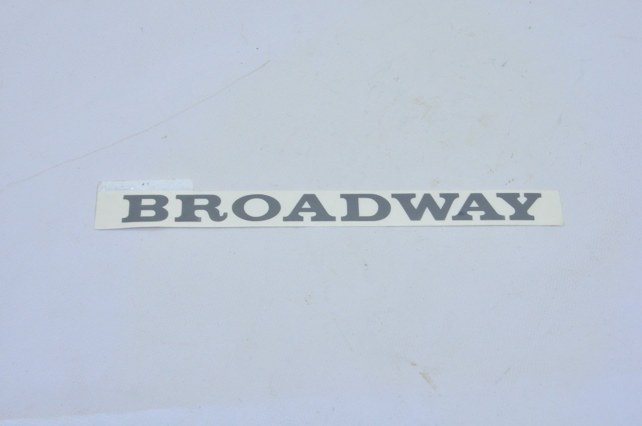 Broadway Yazı Em (Koyu Renk)